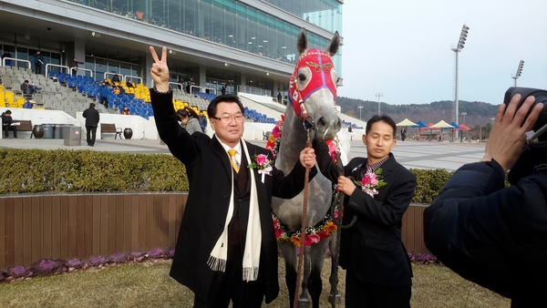김진영(왼쪽) 마주가 2013년 12월 메이저킹 은퇴식에서 기념 촬영을 하고 있다. /김진영 마주