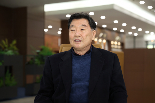 은퇴 경주마를 보살피는 김진영 마주. /한국마사회