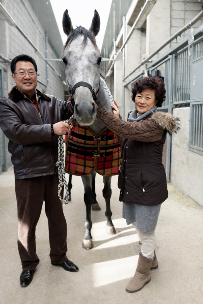 김진영 마주와 배우자가 은퇴 경주마 메이저킹을 보살피며 사진을 찍고 있다. /김진영 마주