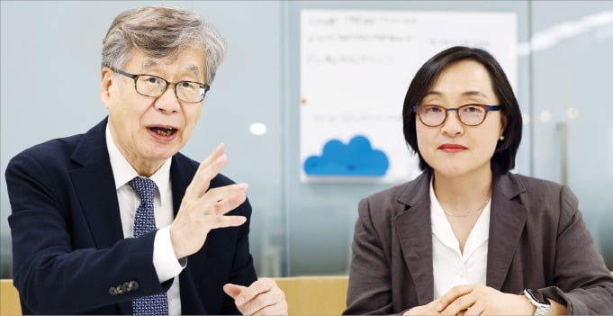 이재열(왼쪽)·권현지 서울대 사회학과 교수가 지난 25일 '﻿일자리의 미래'를 얘기하고 있다.  /최혁 기자