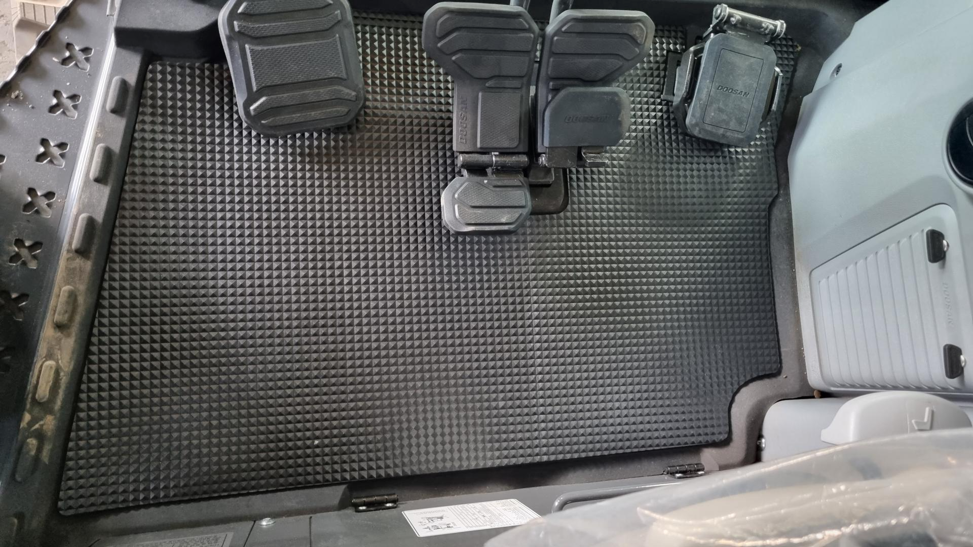 두산 DX035Z-7 실내 바닥 고무매트