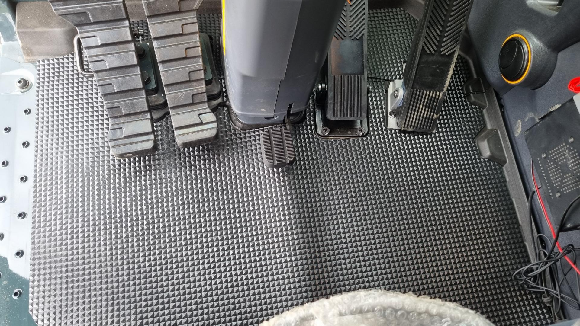 현대 HW165A 3단붐 실내 바닥 고무매트