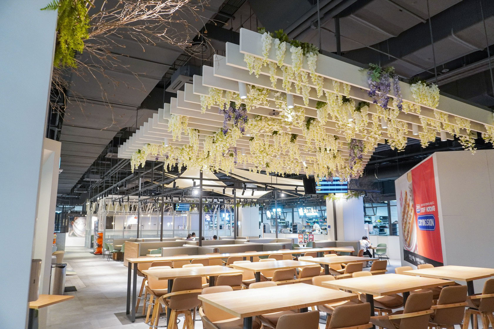 천장에 꽃이 달려있는 식당 - 두구루