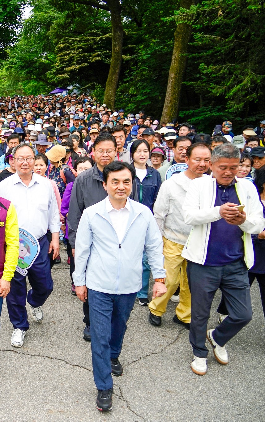 홍릉숲에서 진행된 2025 동대문구민 한마음 걷기의 날 행사에 동대문구민들과 함께 참석한 모습