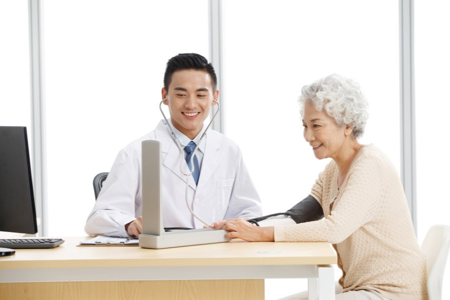 폐암 예방을 위한 건강검진을 주기적으로 해야합니다.