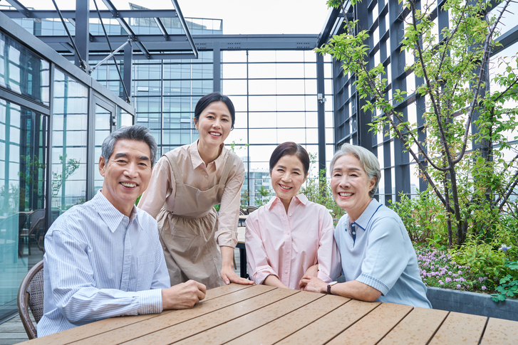 우리나라는 노인을 위한 지원제도가 굉장히 많이 마련되어 있는 편입니다.