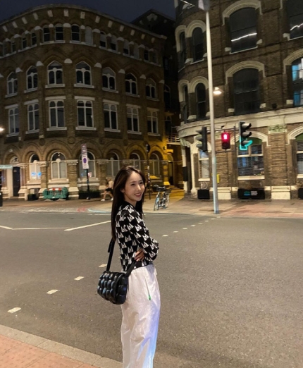 Bibi-Ji-Sin is dazzling in London, too. : GirlGroup | KPOP0.COM