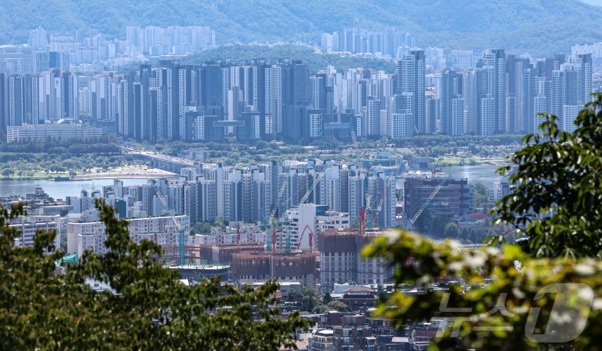 서울 중구 남산에서 바라본 시내 아파트 단지