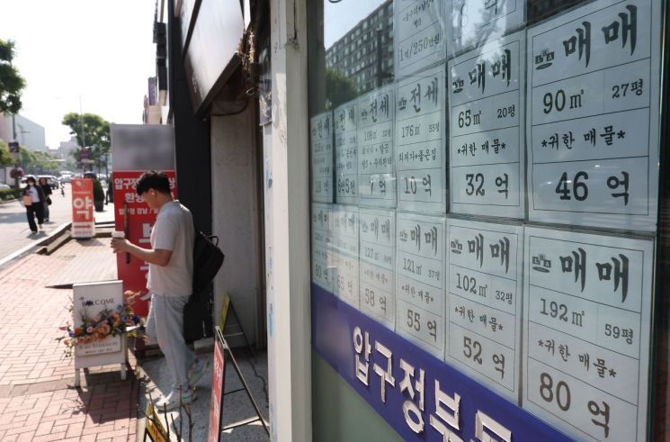 서울 강남구 압구정로데오역 인근 부동산에 매매 관련 안내문이 부착돼 있다