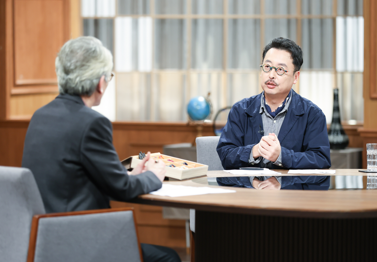 정관용 교수에게 다양하고 많은 얘기를 하는 중