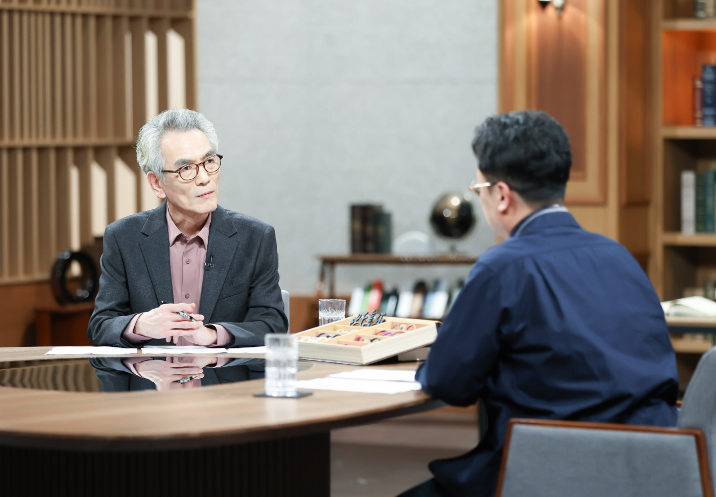 정완용 교수가 김종필 대표의 이야기를 경청 중