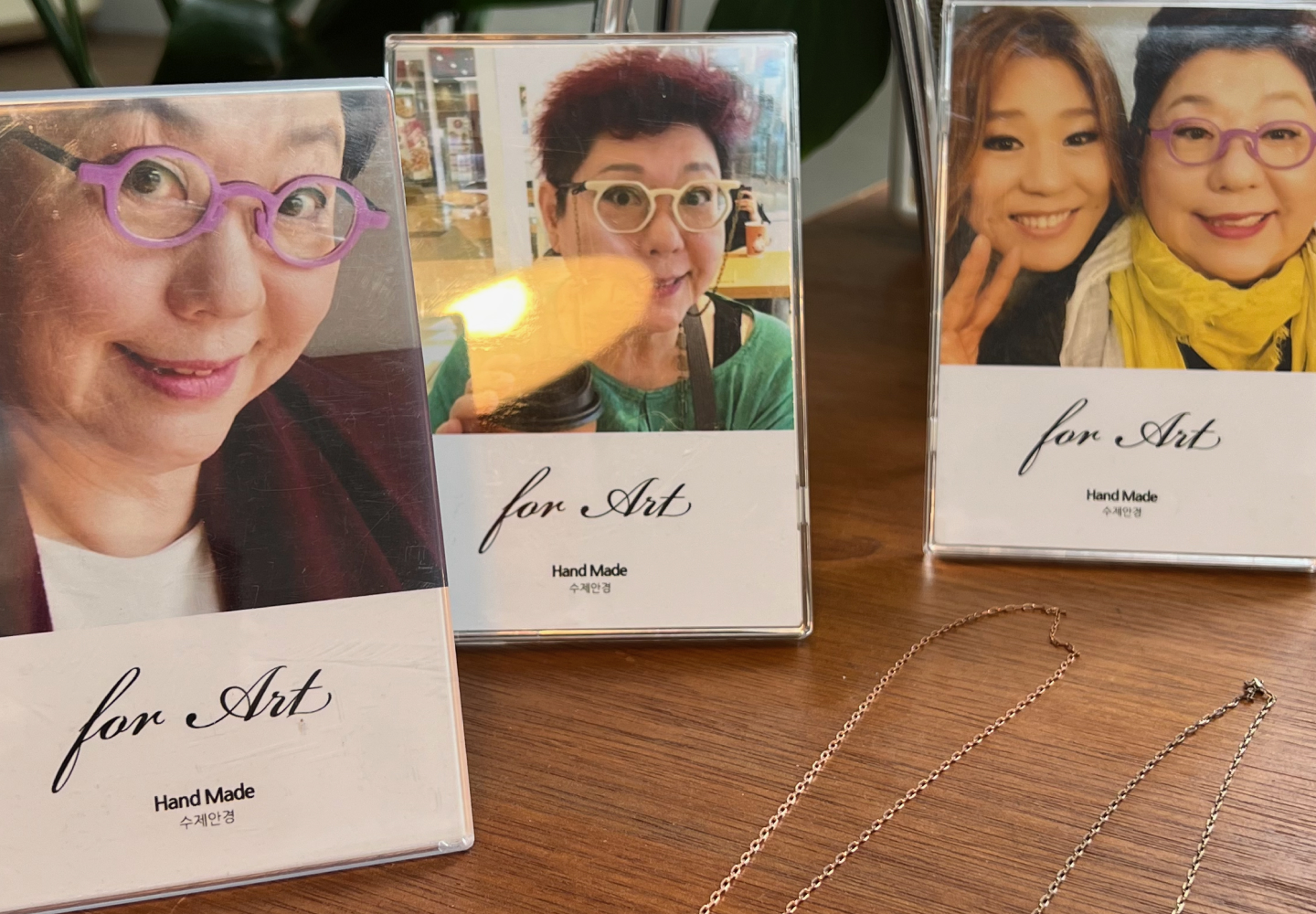 디자인샤우어 안경 매장에 있는 사진