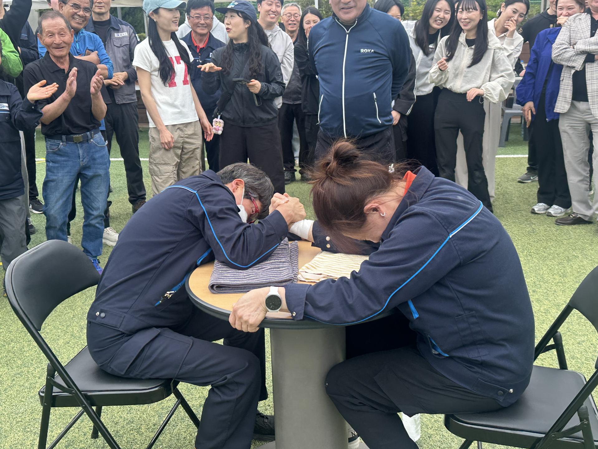 팔씨름.jpg