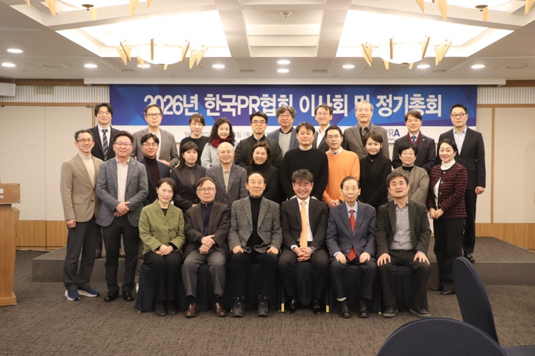 의류, 사람, 실내, 인간의 얼굴이(가) 표시된 사진  자동 생성된 설명