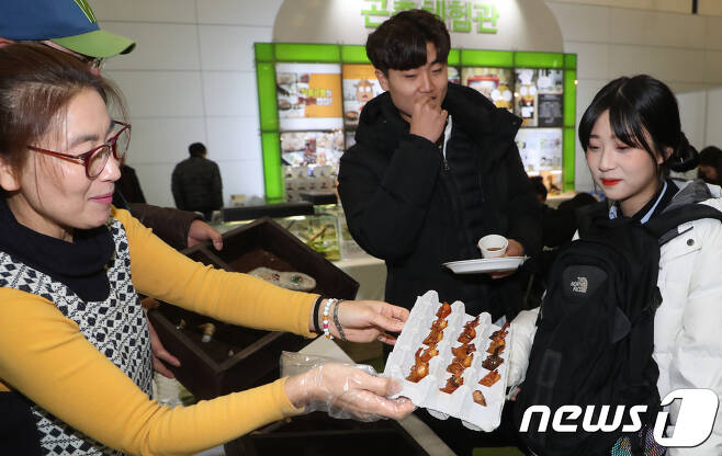 대전 컨벤션센터에서생명산업대전을 찾은 관람객들이 곤충체험관에서 미래 식량자원 부족에 대비한 새로운 대안으로 주목받고 있는 갈색거저리(고소한 맛을 내는 애벌레)를 시식하고 있다./뉴스1 © News1 주기철 기자