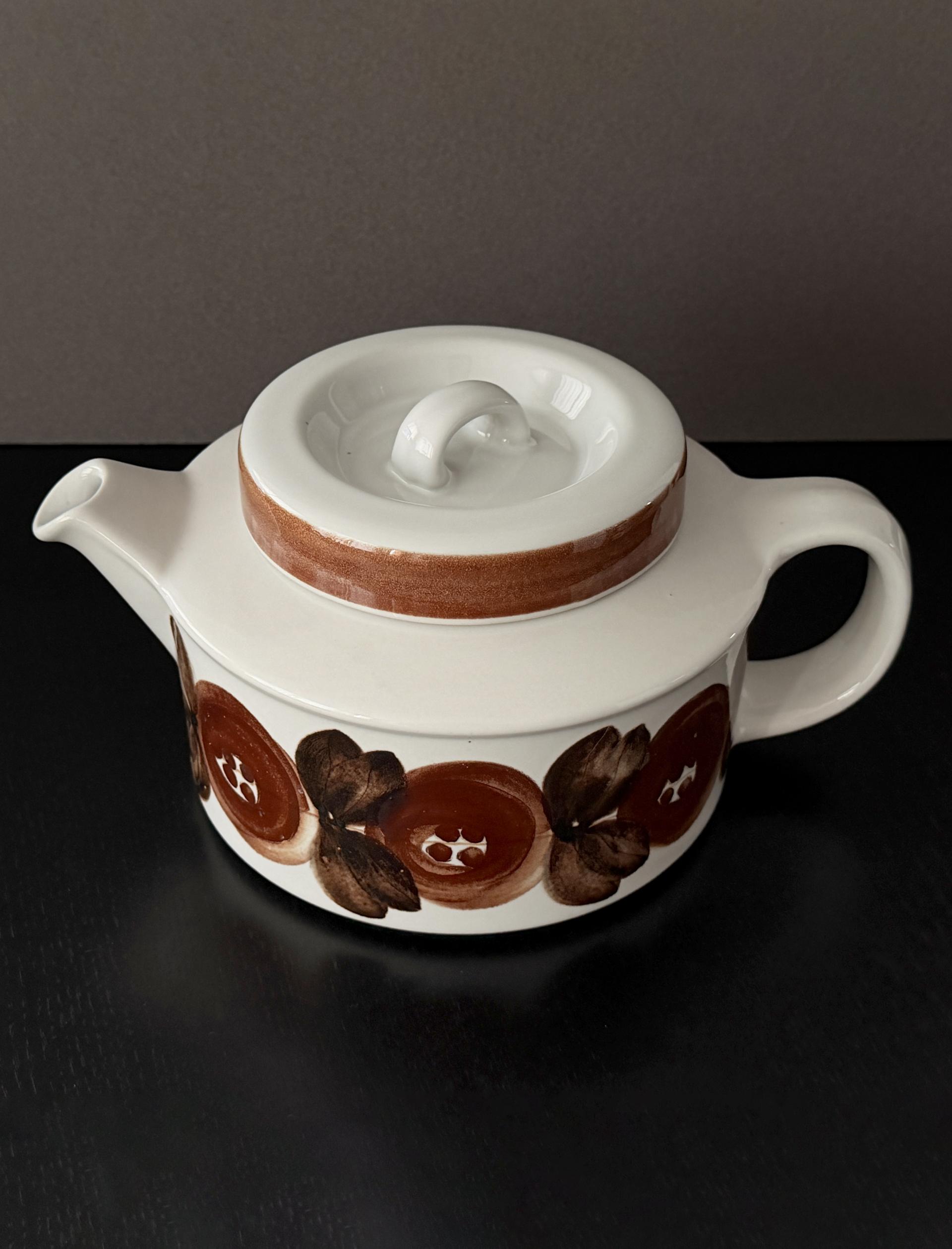 Vintage Arabia Finland Rosmarin Teapot with infuser