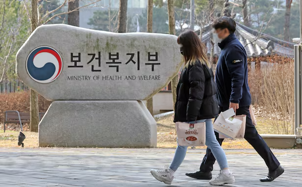 공무원들이 정부세종청사 보건복지부 출입문 앞을 지나가고 있다. /뉴스1