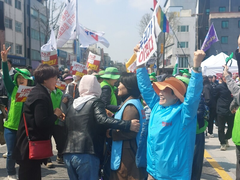 4일 오전 전북 전주시 풍패지관 앞에 모인 전북 도민들이 헌법재판소의 대통령 파면 선고에 기뻐하고 있다.