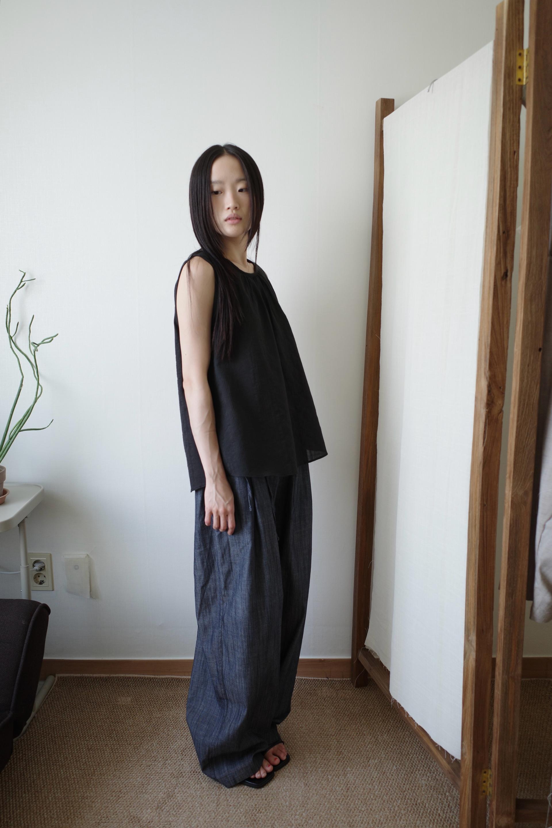 Textured Sleeveless Top / Black