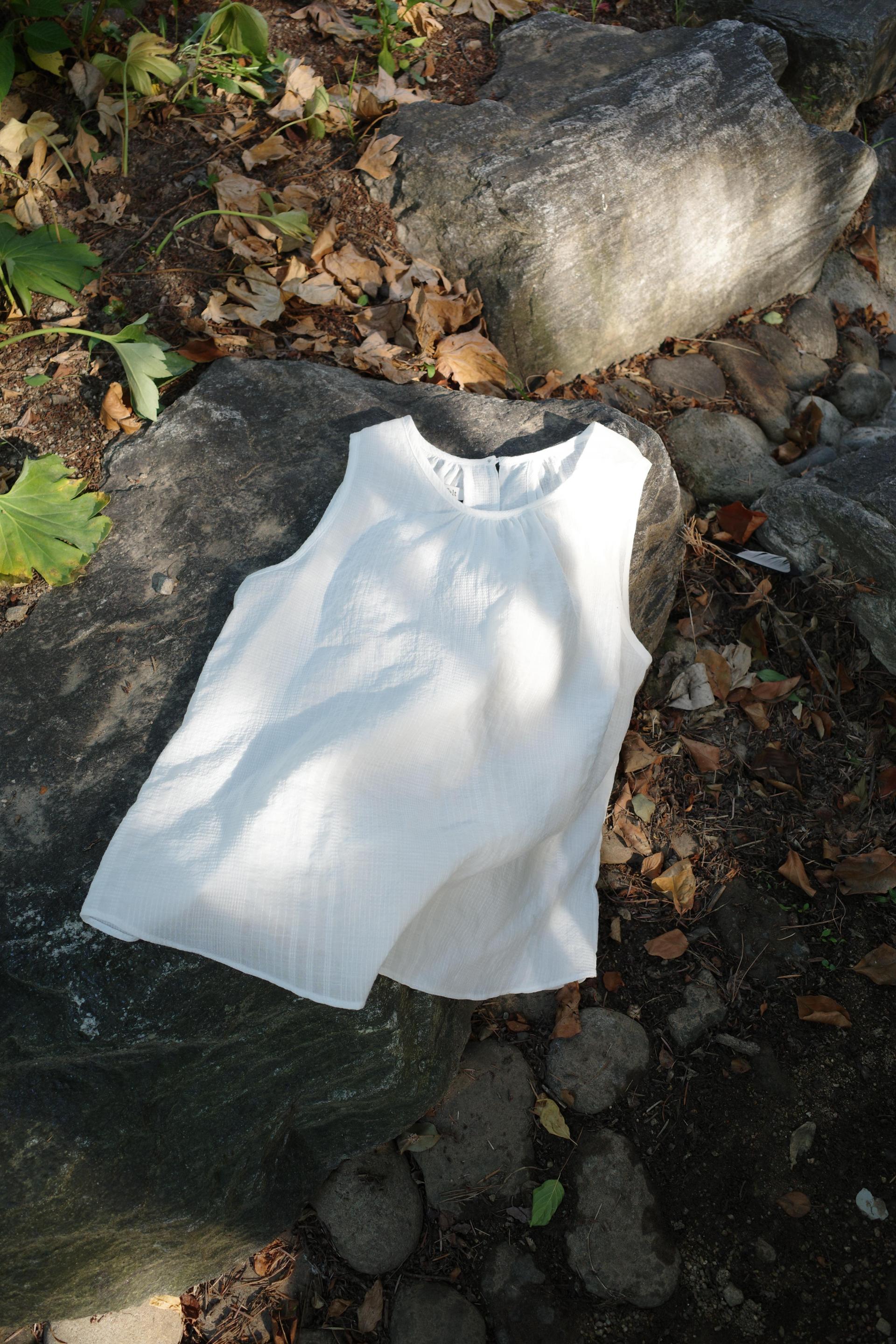 Textured Sleeveless Top / White