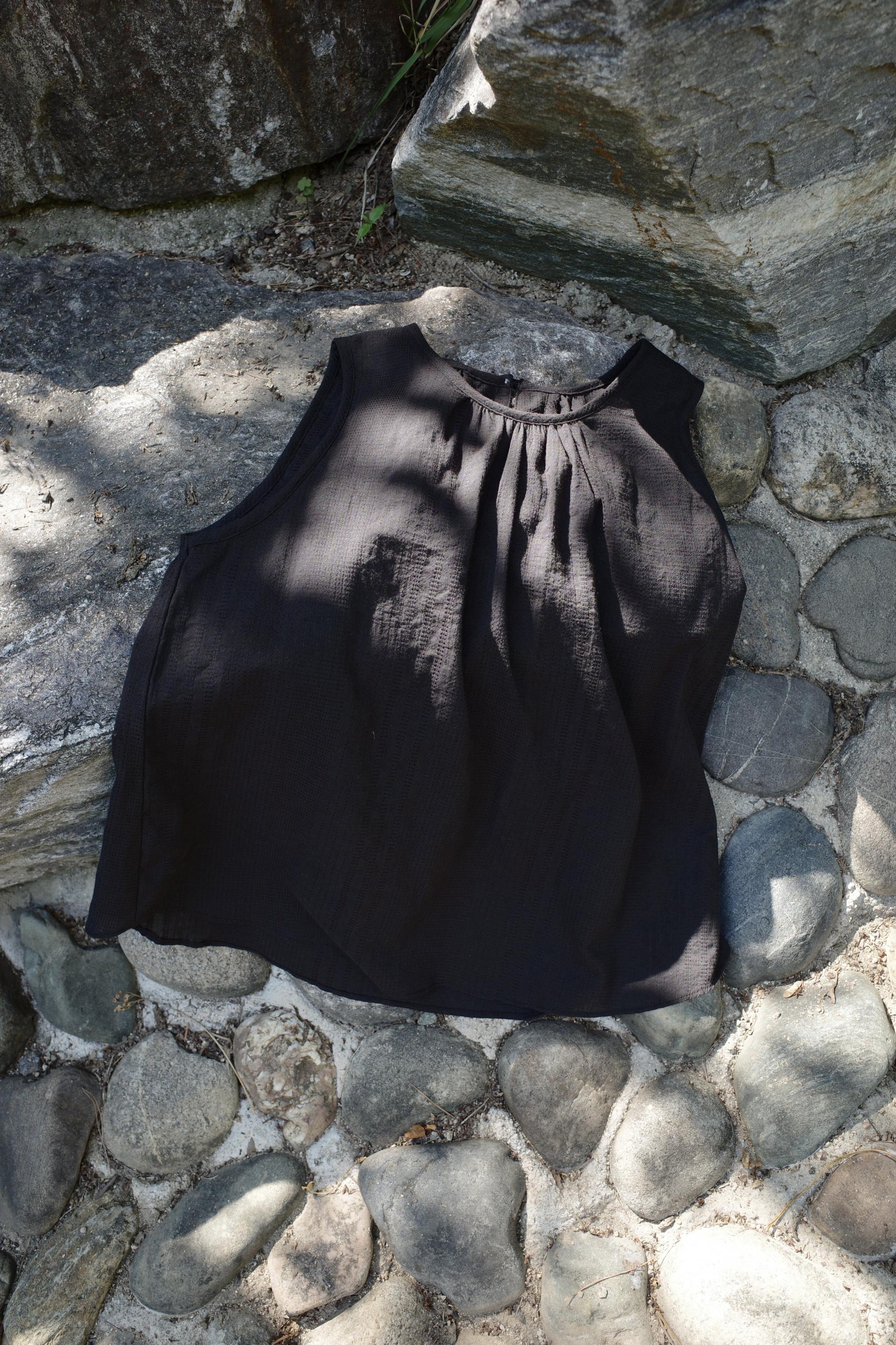 Textured Sleeveless Top / Black