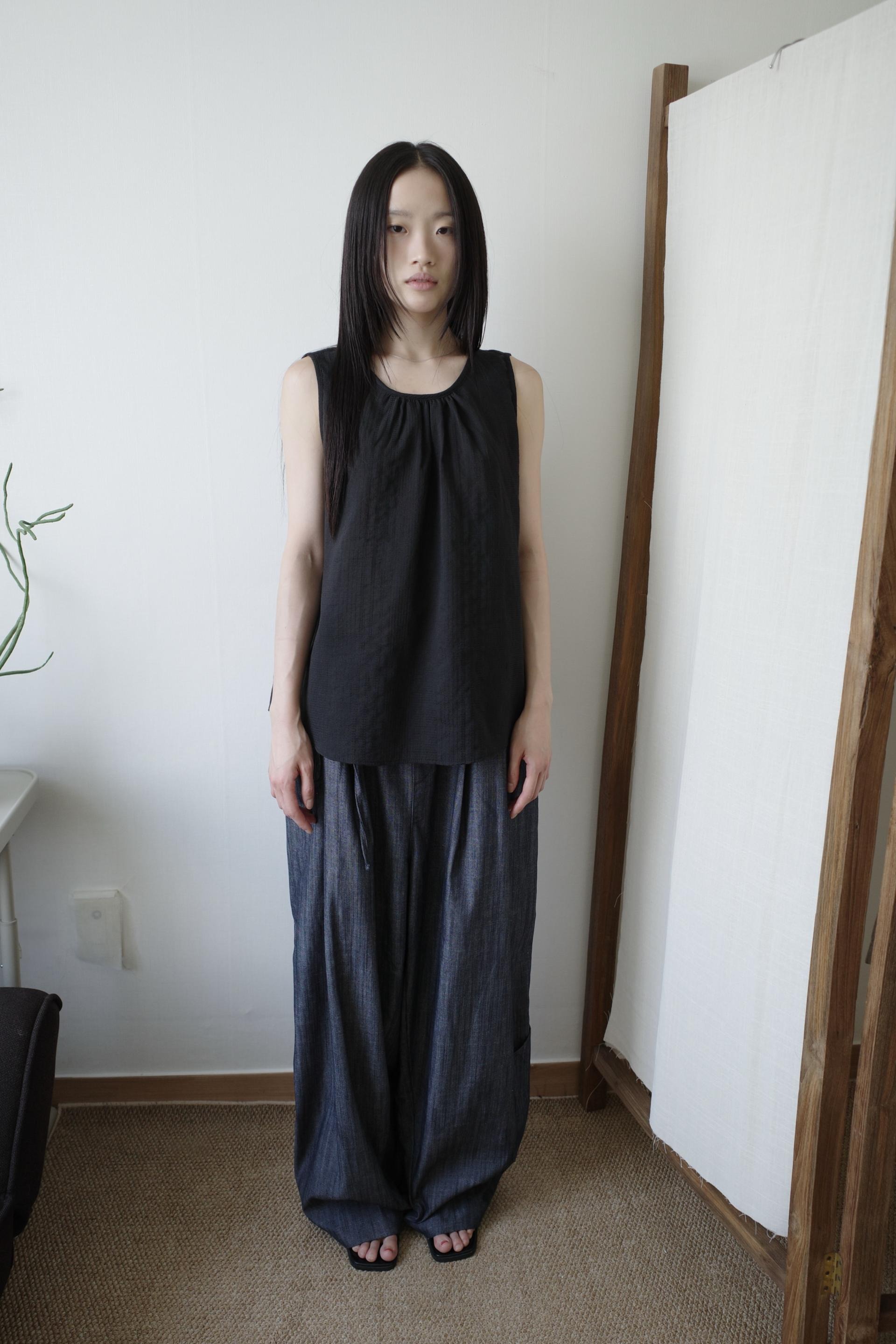 Textured Sleeveless Top / Black