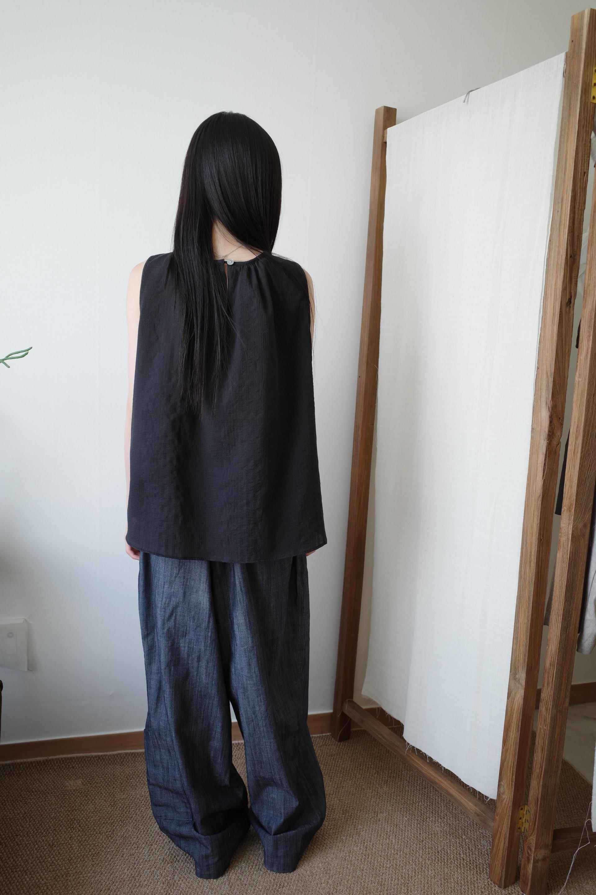 Textured Sleeveless Top / Black