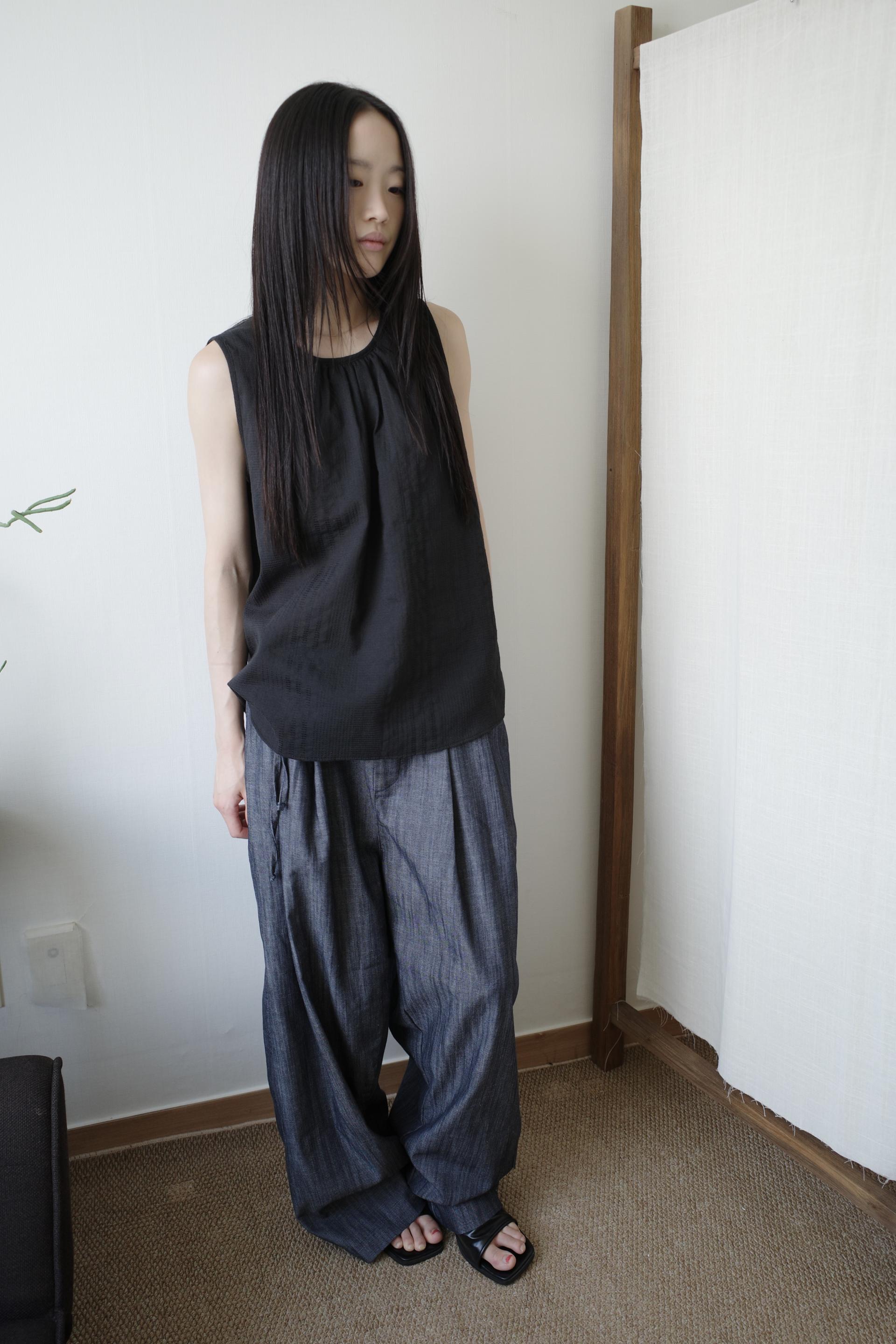 Textured Sleeveless Top / Black