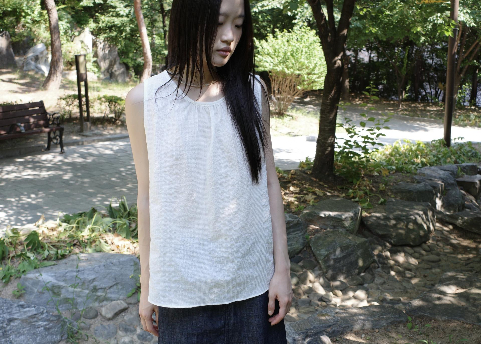 Textured Sleeveless Top / White