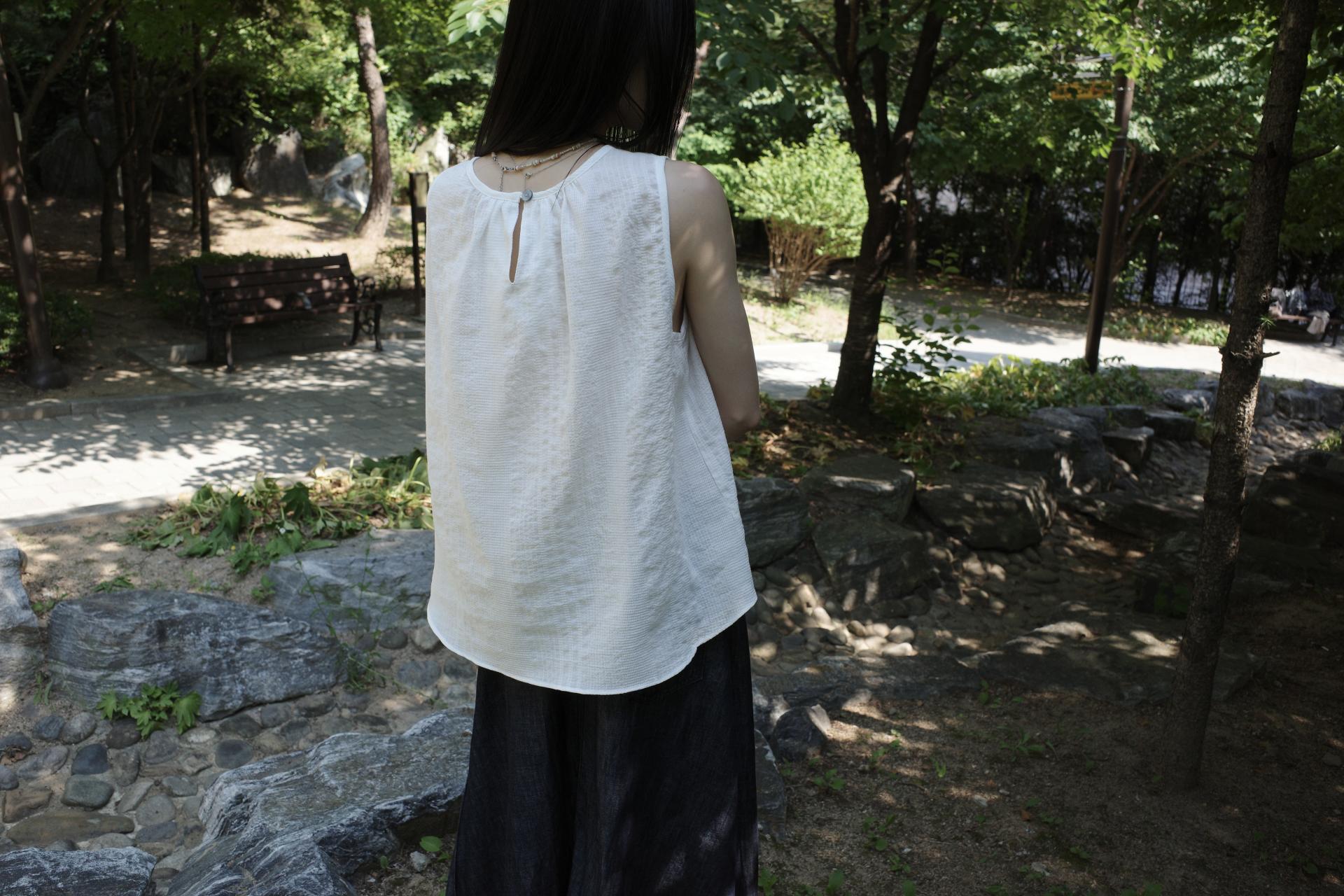 Textured Sleeveless Top / White
