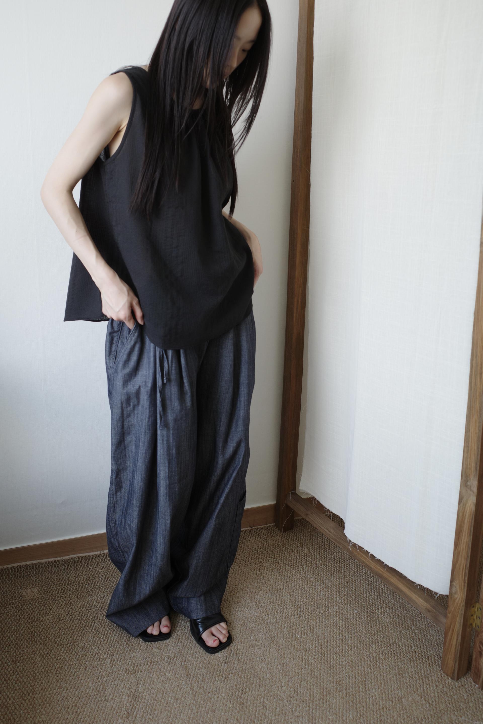 Textured Sleeveless Top / Black