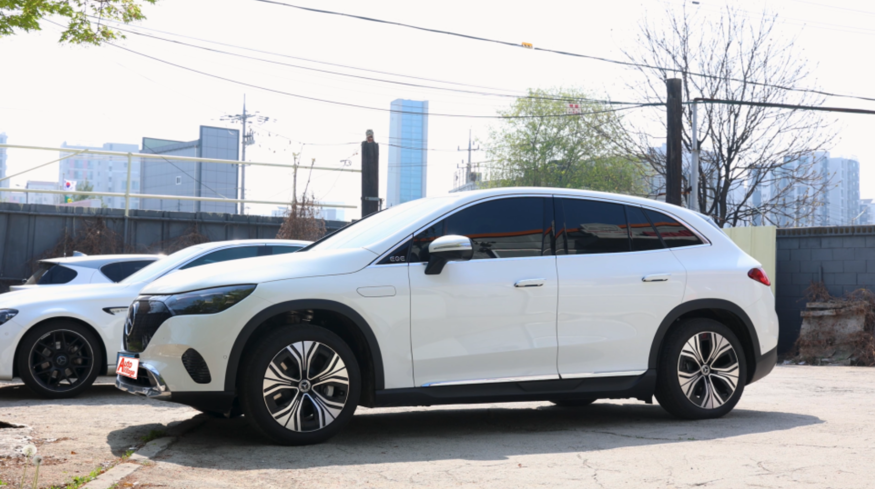 EQE SUV 측면 모습