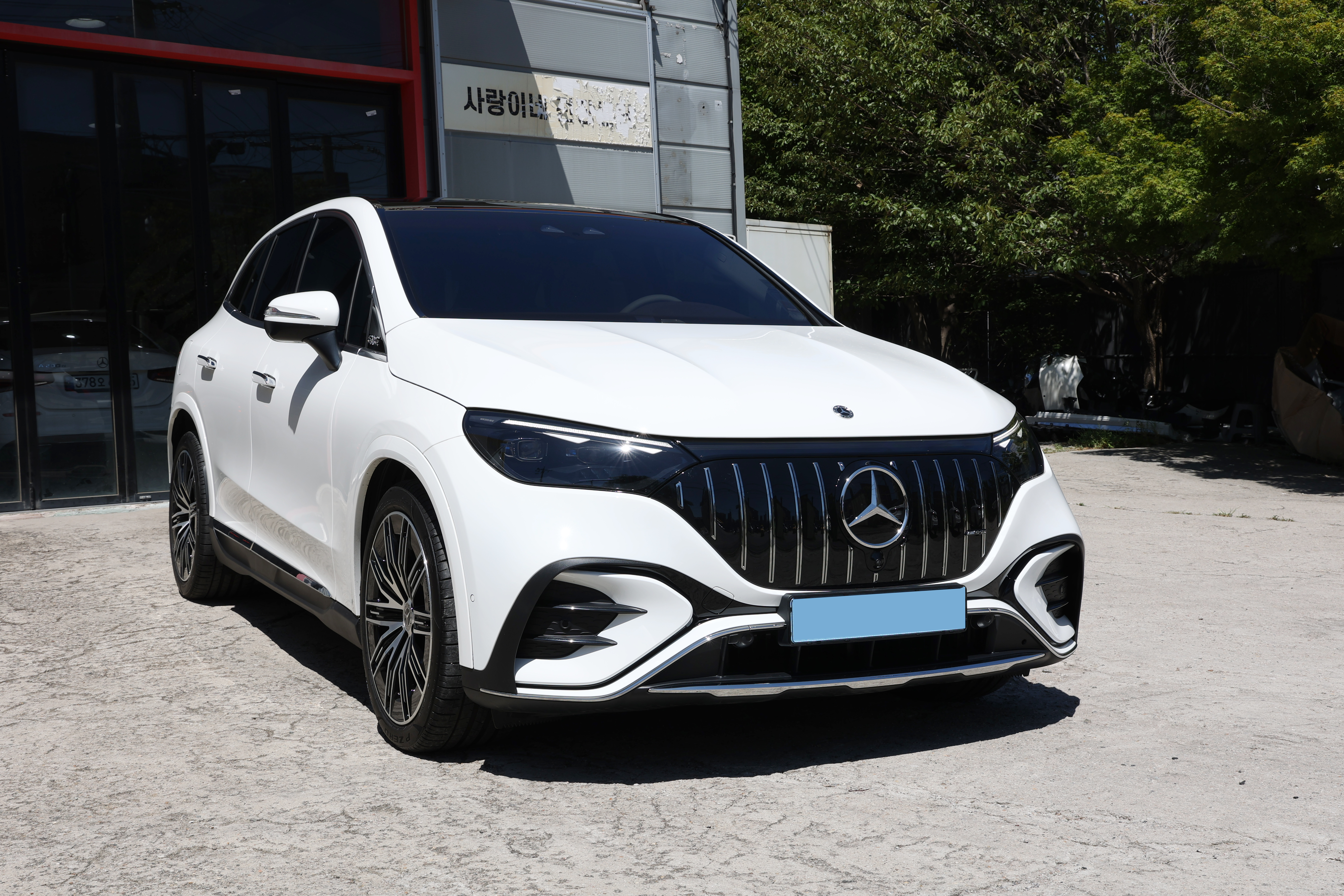 EQE SUV 세로 그릴 좌측 전경