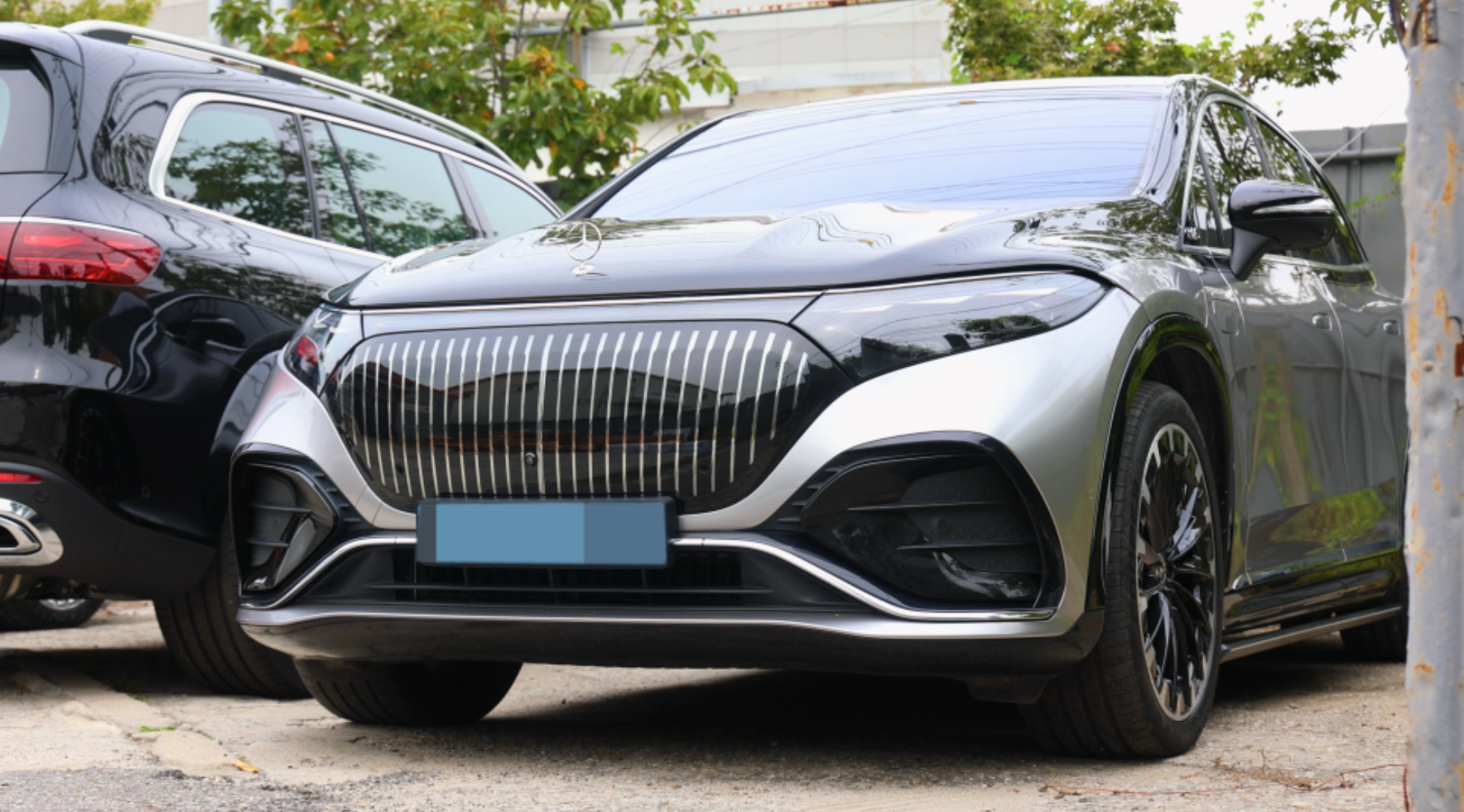 EQS SUV 580 모델에 마이바흐 순정 그릴 장착