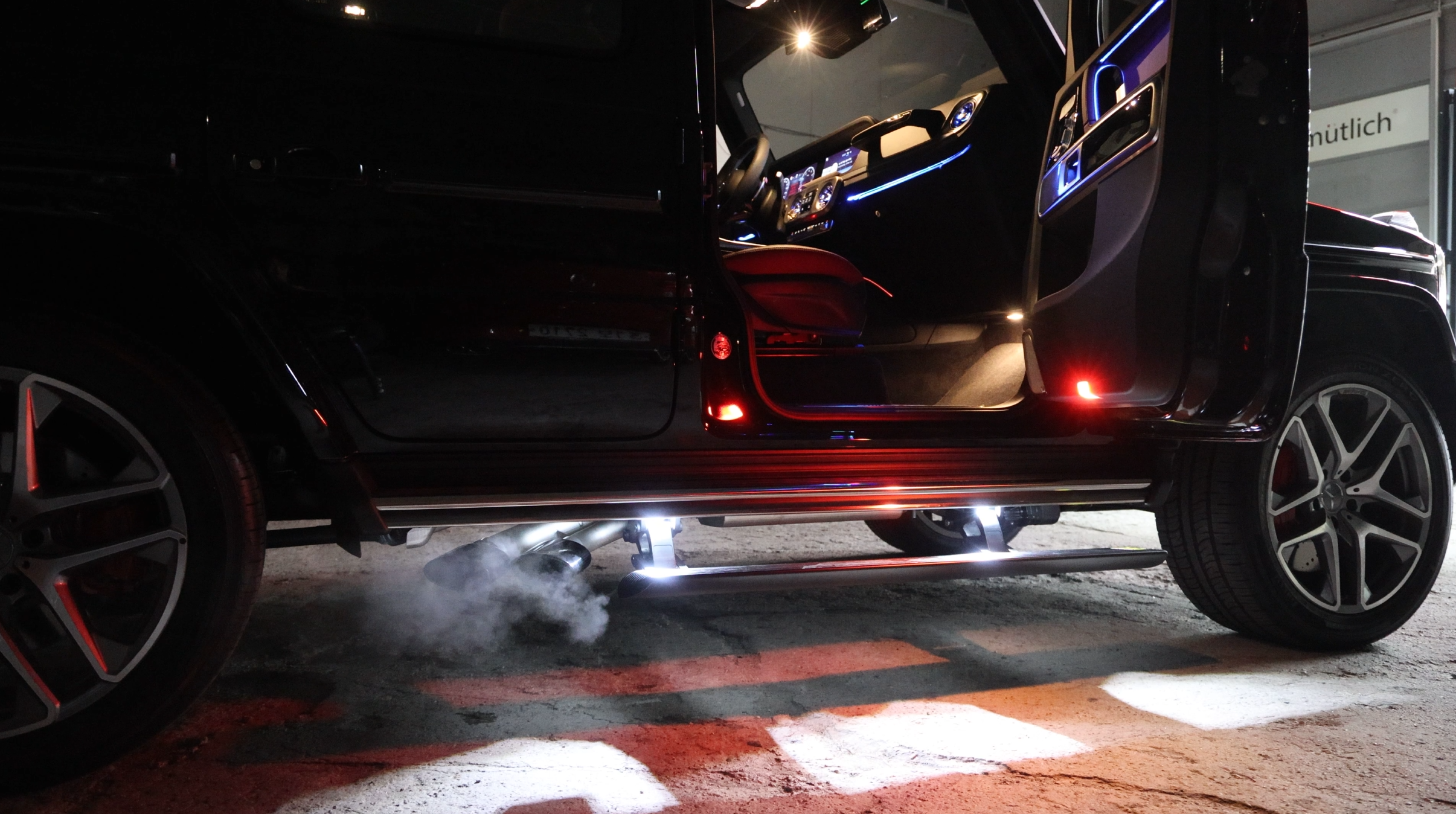 좌우 대칭의 듀얼 배기 구조로 변경되어 시각적 밸런스 완성.