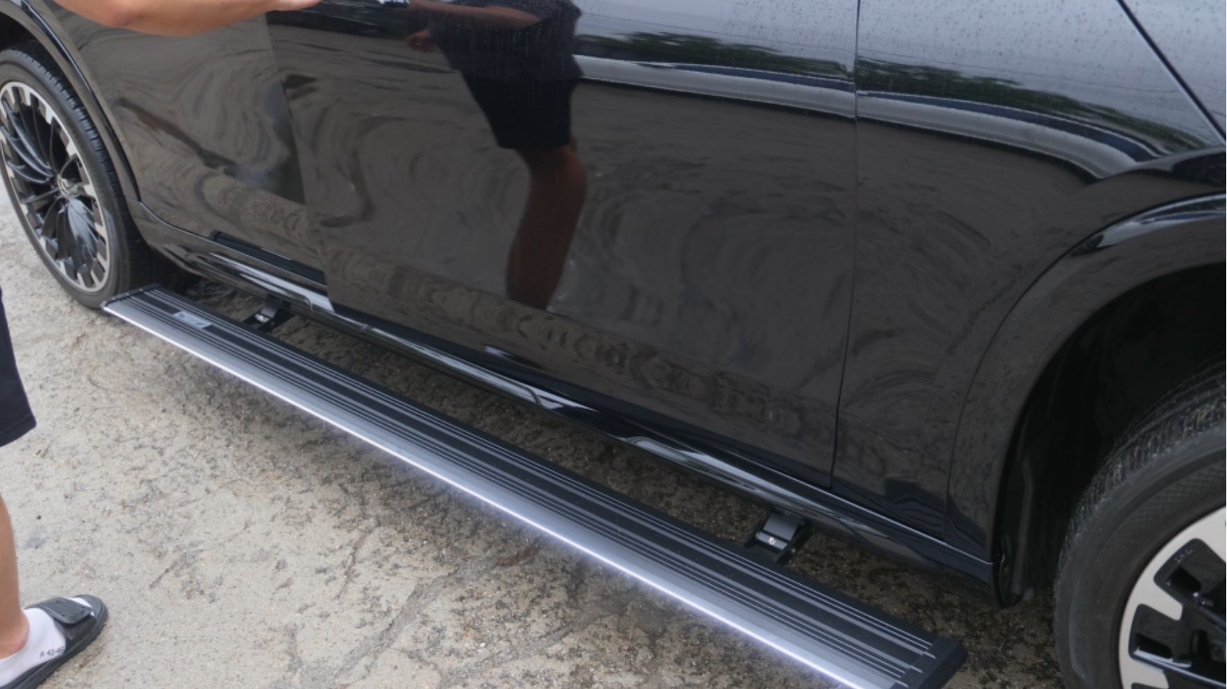 EQS SUV 전동 발판