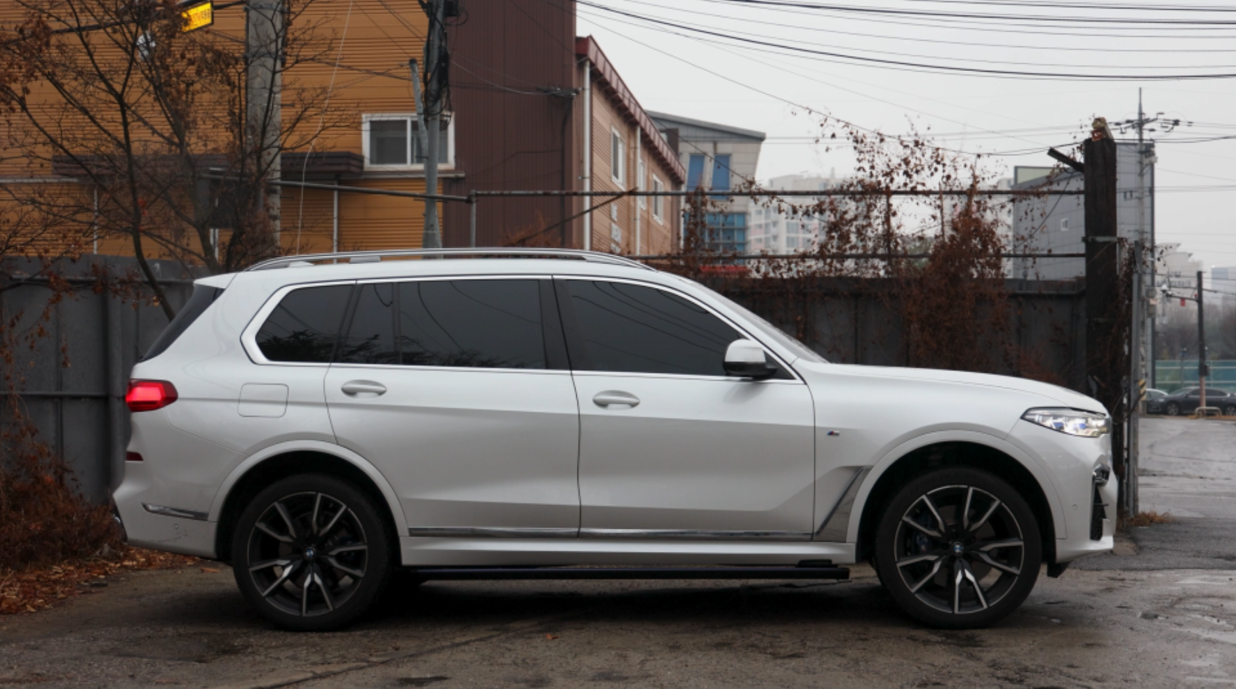 BMW X7 전동 사이드 스텝 장착 완료 측면 모습, LED 지원 발판 구조 확인