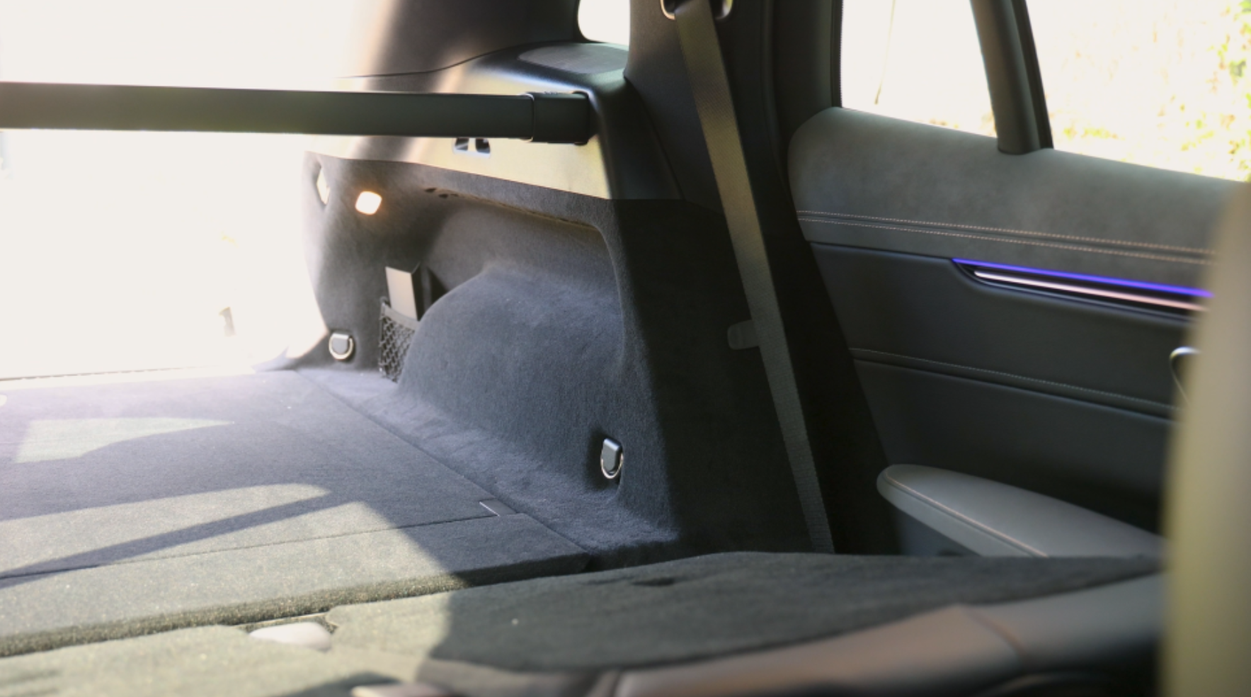 EQS SUV 트렁크 벽 구조