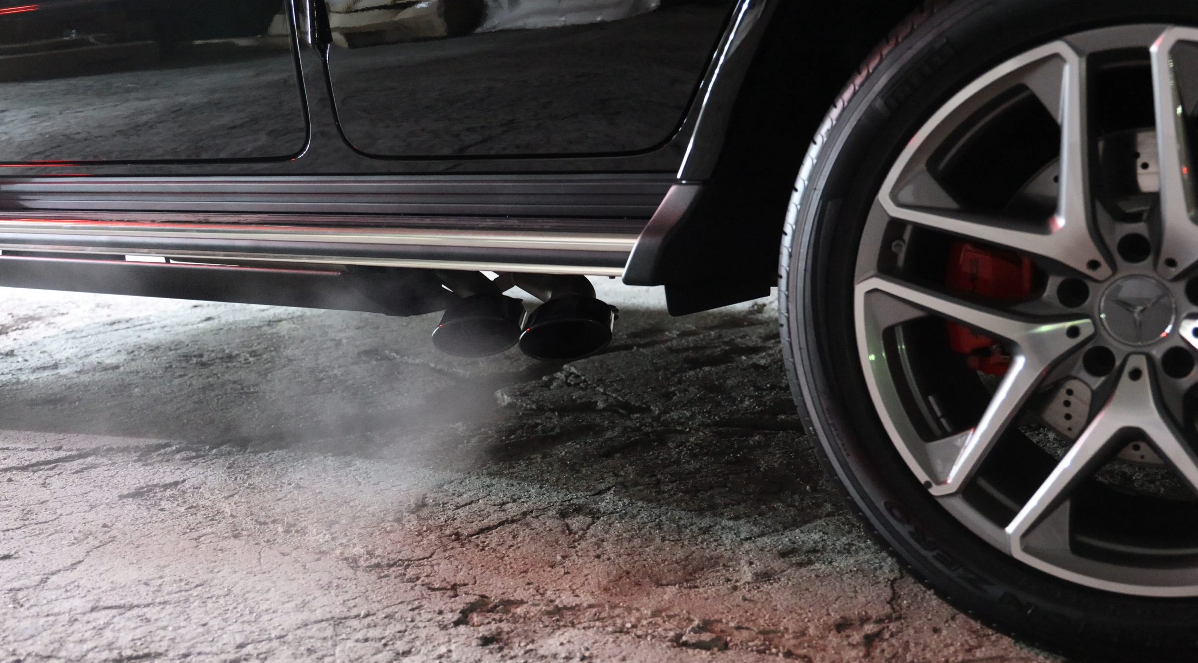 좌우 대칭의 듀얼 배기 구조로 변경되어 시각적 밸런스 완성.