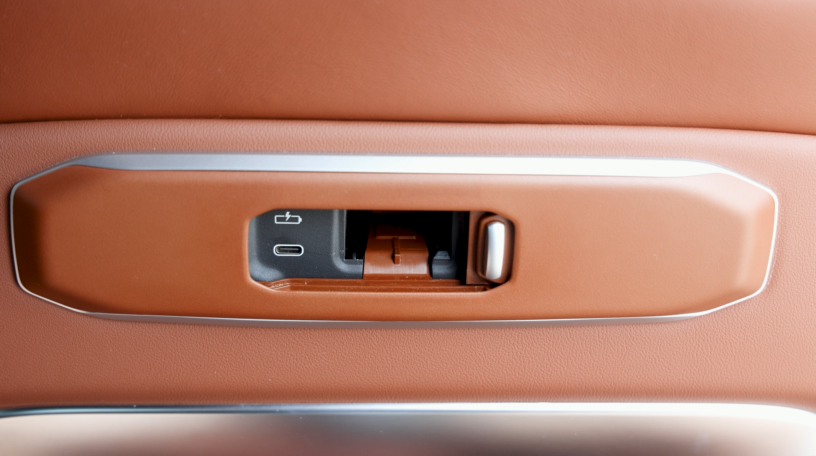 BMW X7 리어 모니터 소켓 C타입 포트