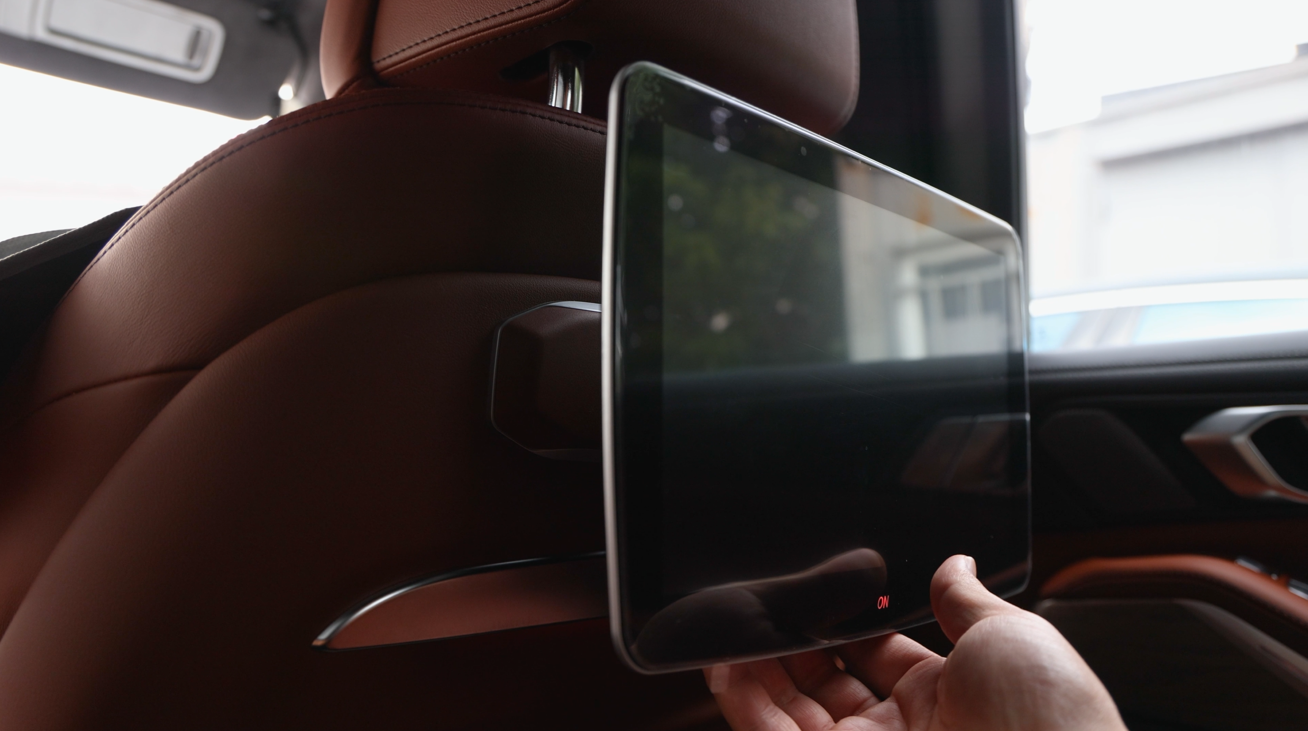 사제 모니터 결합 직후 LED 점등 모습