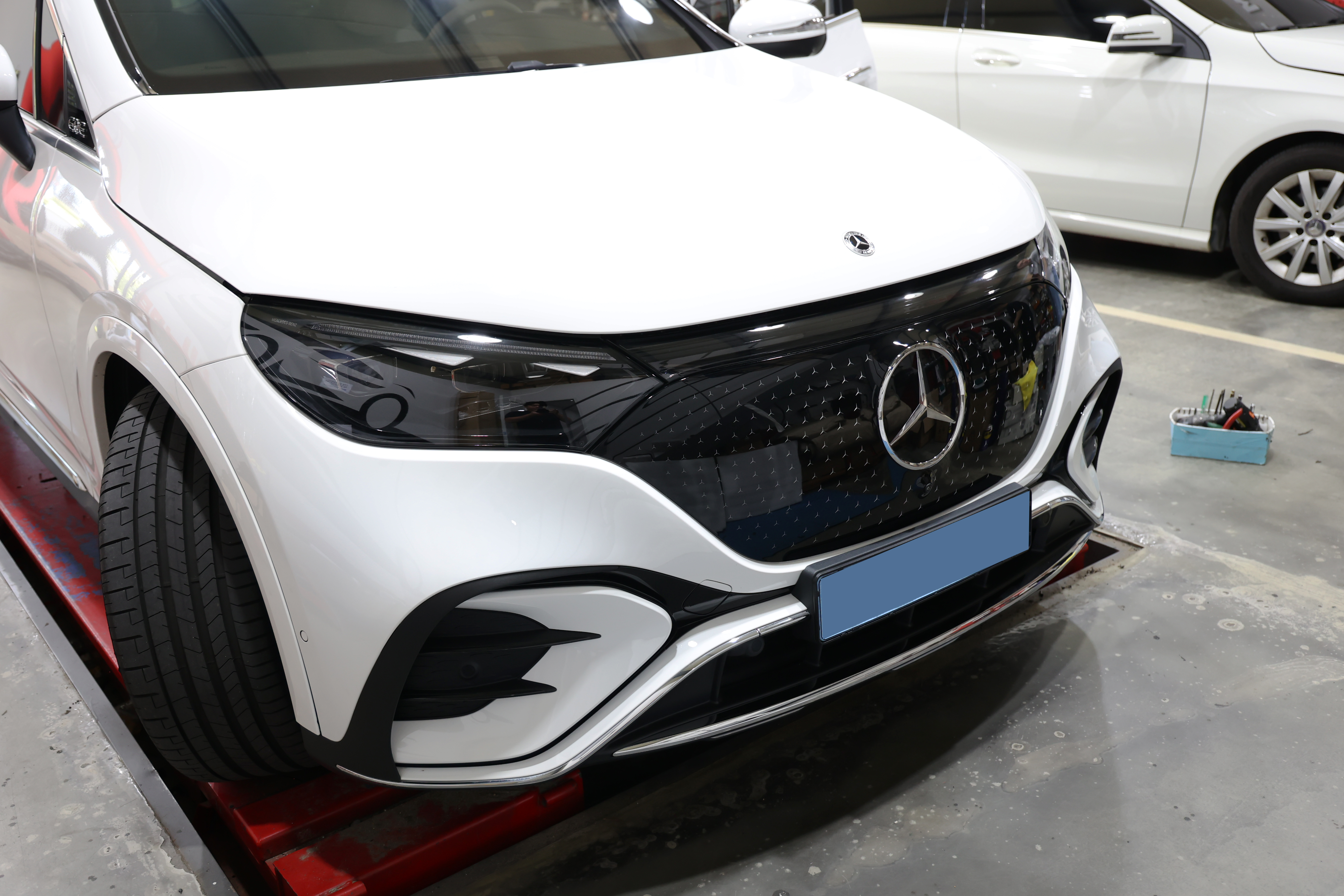 EQE SUV 기본 그릴 입고 모습