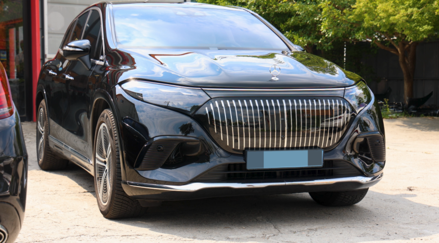 벤츠 EQS SUV 450 블랙 컬러 Obsidian Black Metallic, 마이바흐 순정 그릴 장착 완료