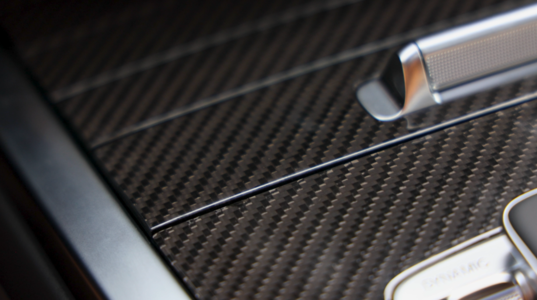 수작업 특성상 어긋난 카본 무늬