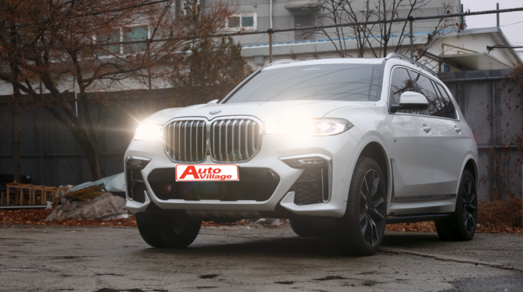 BMW X7 전동 사이드 스텝 장착 완료 정면 45도, 작업 후 전체 마무리 상태