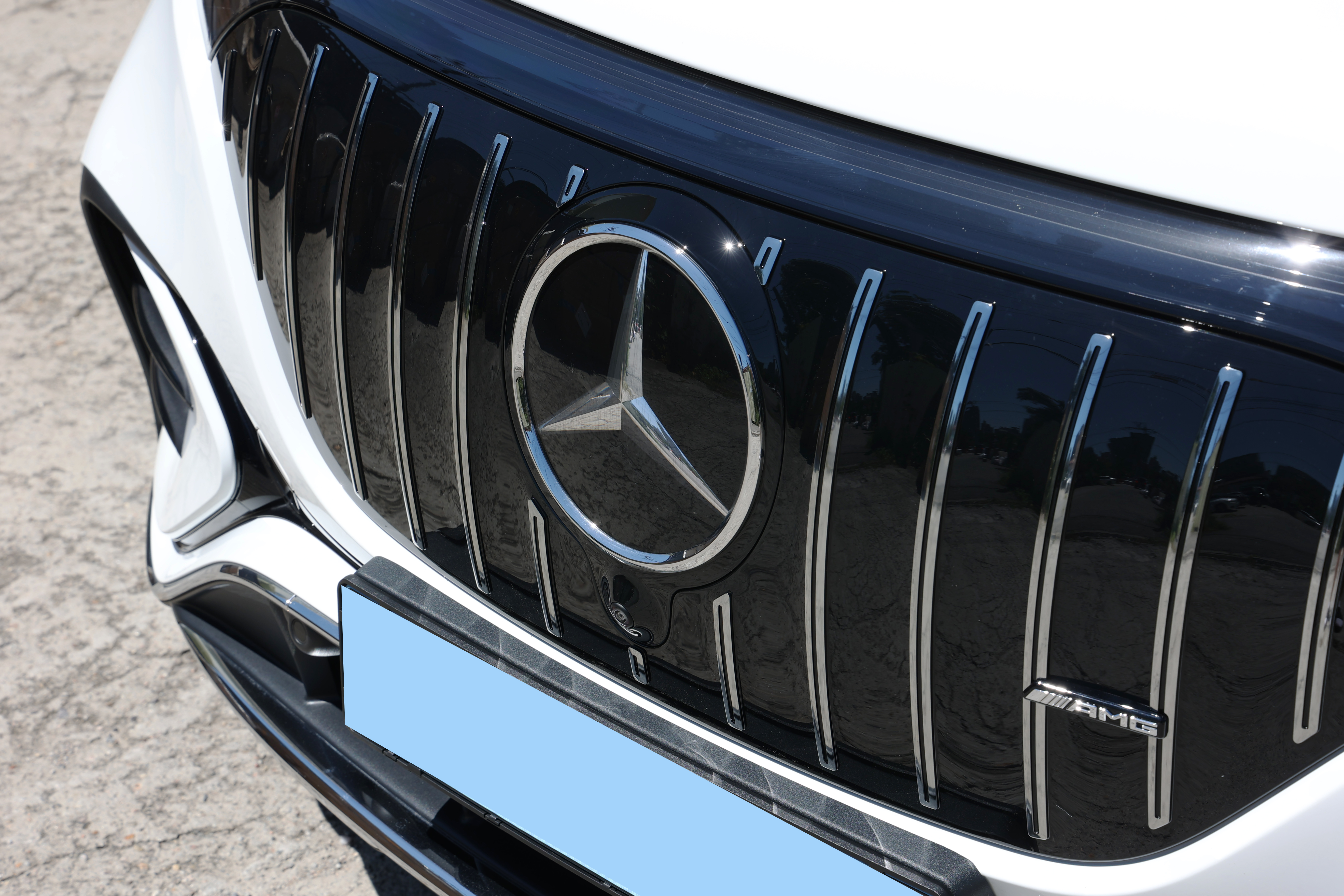 EQE SUV 그릴 센서 이식 상태