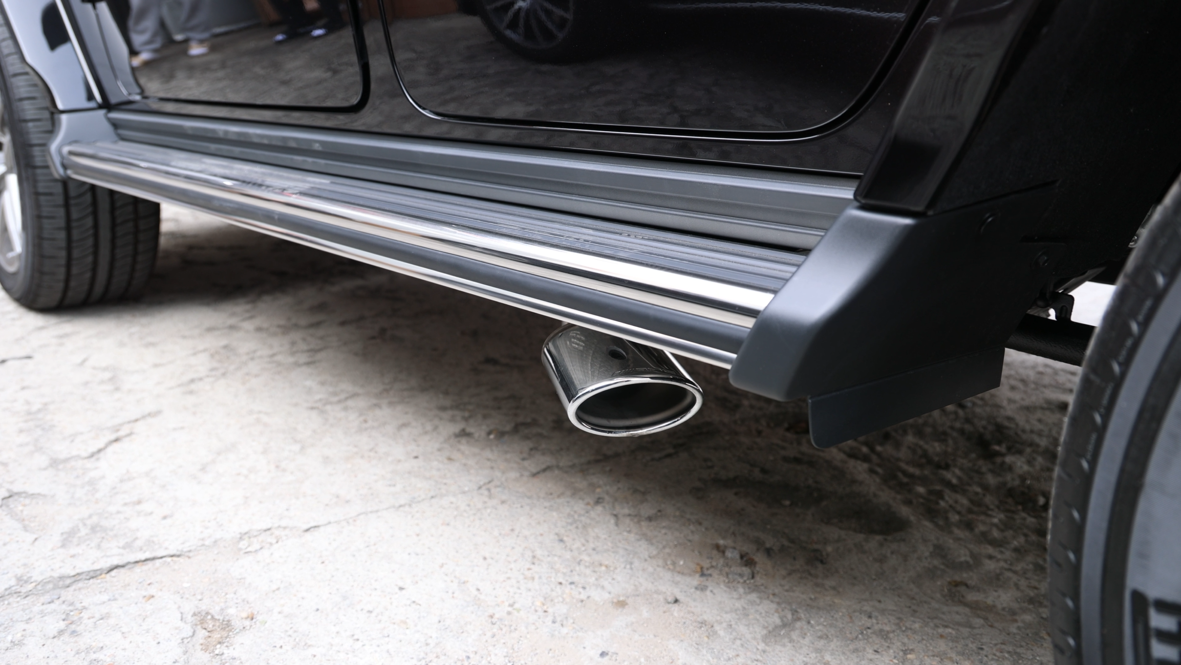 운전석 측 1발 배기만 장착된 순정 상태