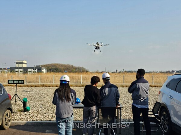 하이리움산업과 KCL 관계자들이 액화수소 비행드론 체공실험을 하고 있다.