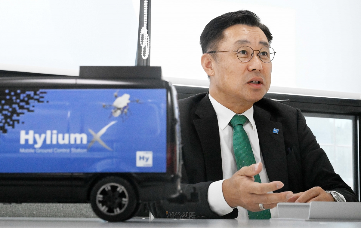 지난 7일 서울 서초구 사무실에서 만난 김서영 하이리움산업 대표. 그는 “한국의 수소산업이 성공하기 위해선 정권이 바뀌어도 변하지 않는 일관된 정책과 연구개발·사업화를 가로막는 현행 규제의 대대적 혁파가 절대적으로 필요하다”며 “기술 스타트업 육성을 위한 외국인 기술인재 유입 정책을 적극적으로 펼쳐야 한다”고 강조했다. 오장환 기자