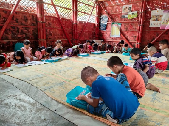 수업에 참여하는 로힝야 학생들